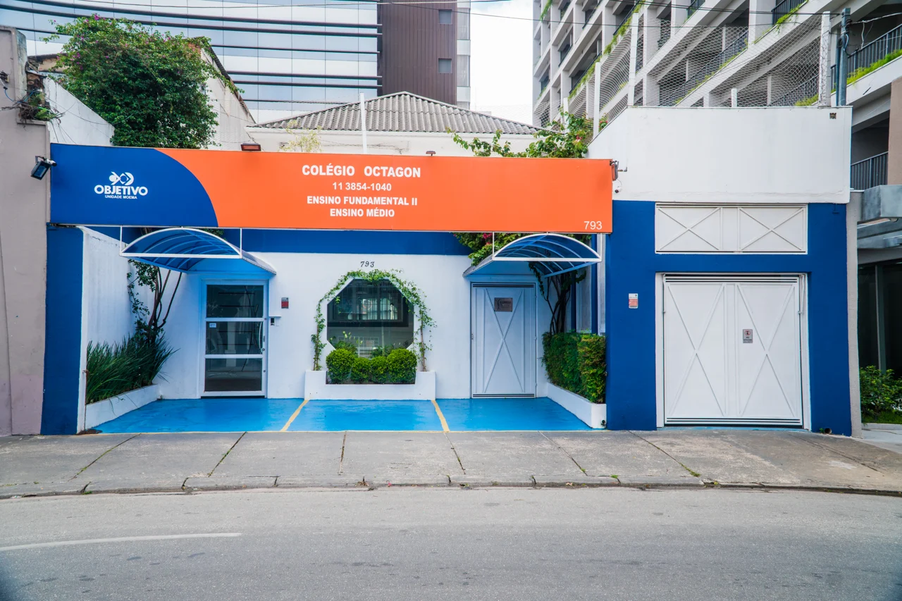 Fachada azul e laranja do Colégio Octagon na Avenida dos Eucaliptos
