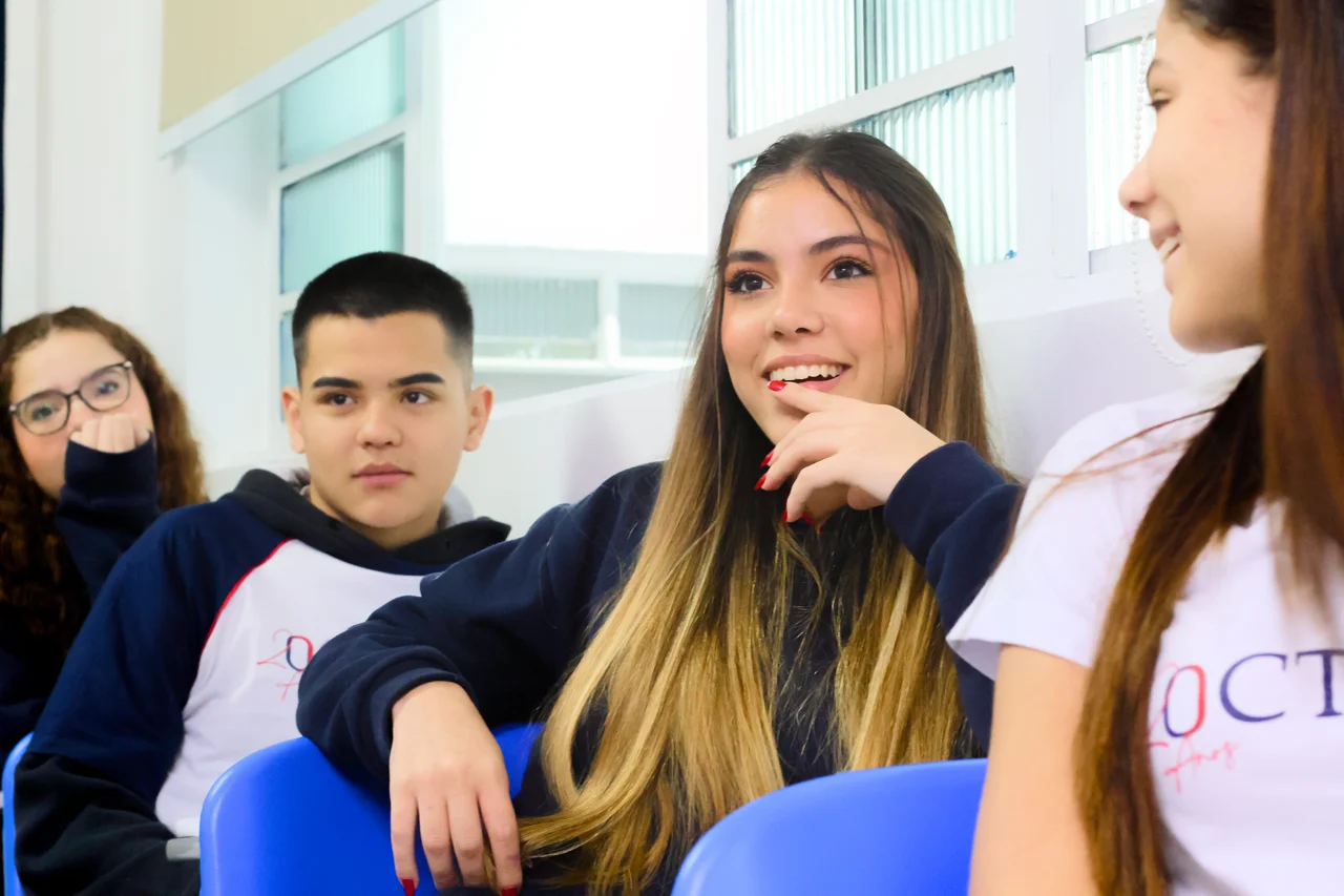 Alunos do Colégio Octagon participando de uma aula em sala