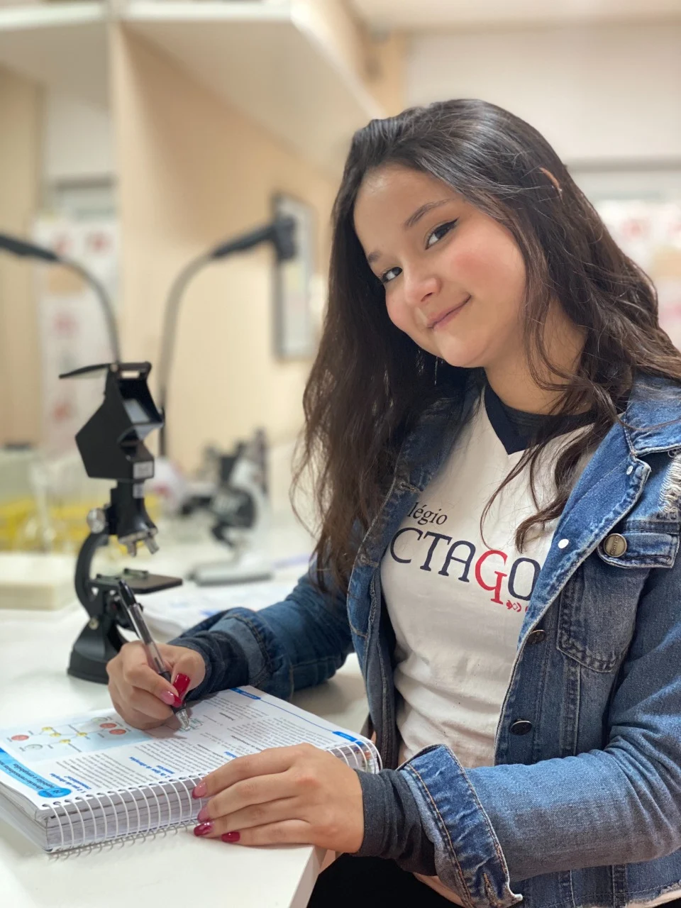 Aluna com um microscópio no laboratório multiuso do Octagon